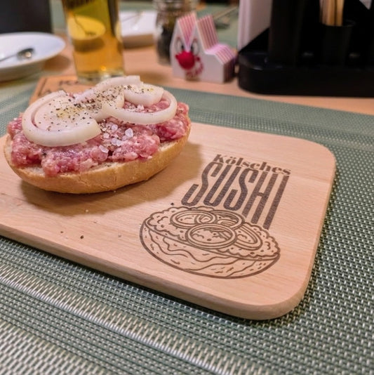 Graviertes Frühstücksbrettchen aus Holz mit Mettbrötchen serviert