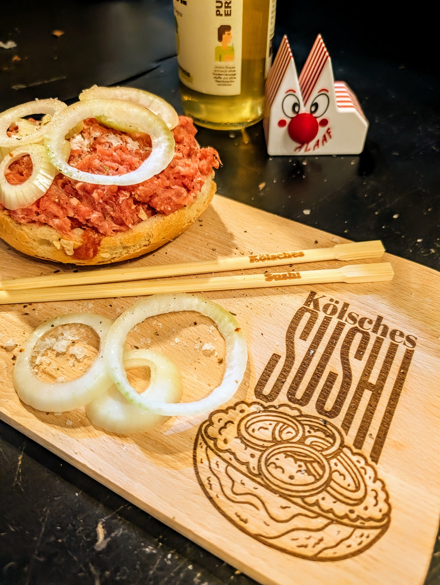 Kölsches Sushi Servierbrett aus Holz als lustige Geschenkidee aus Köln
