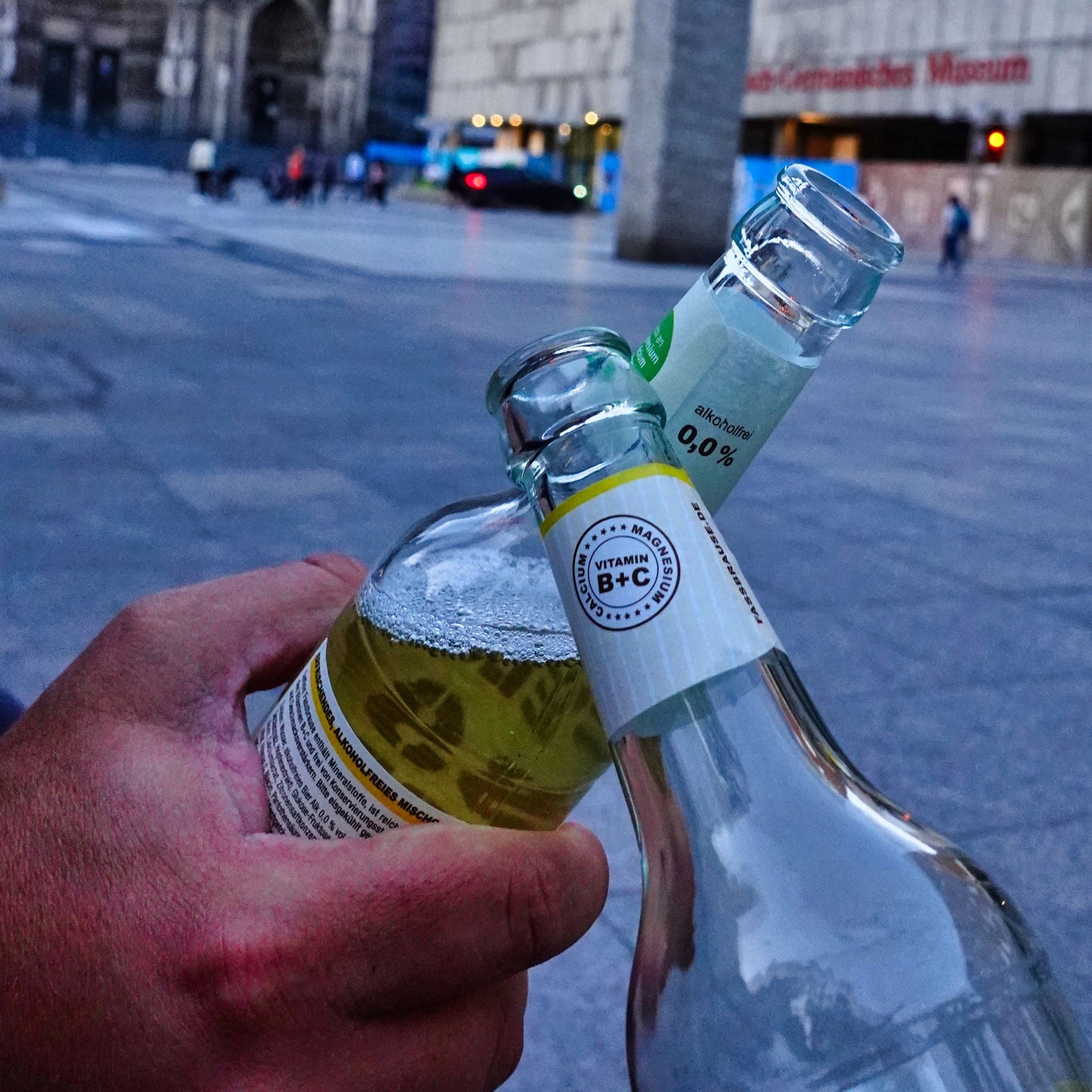 Anstoßen Kölsches Getränk