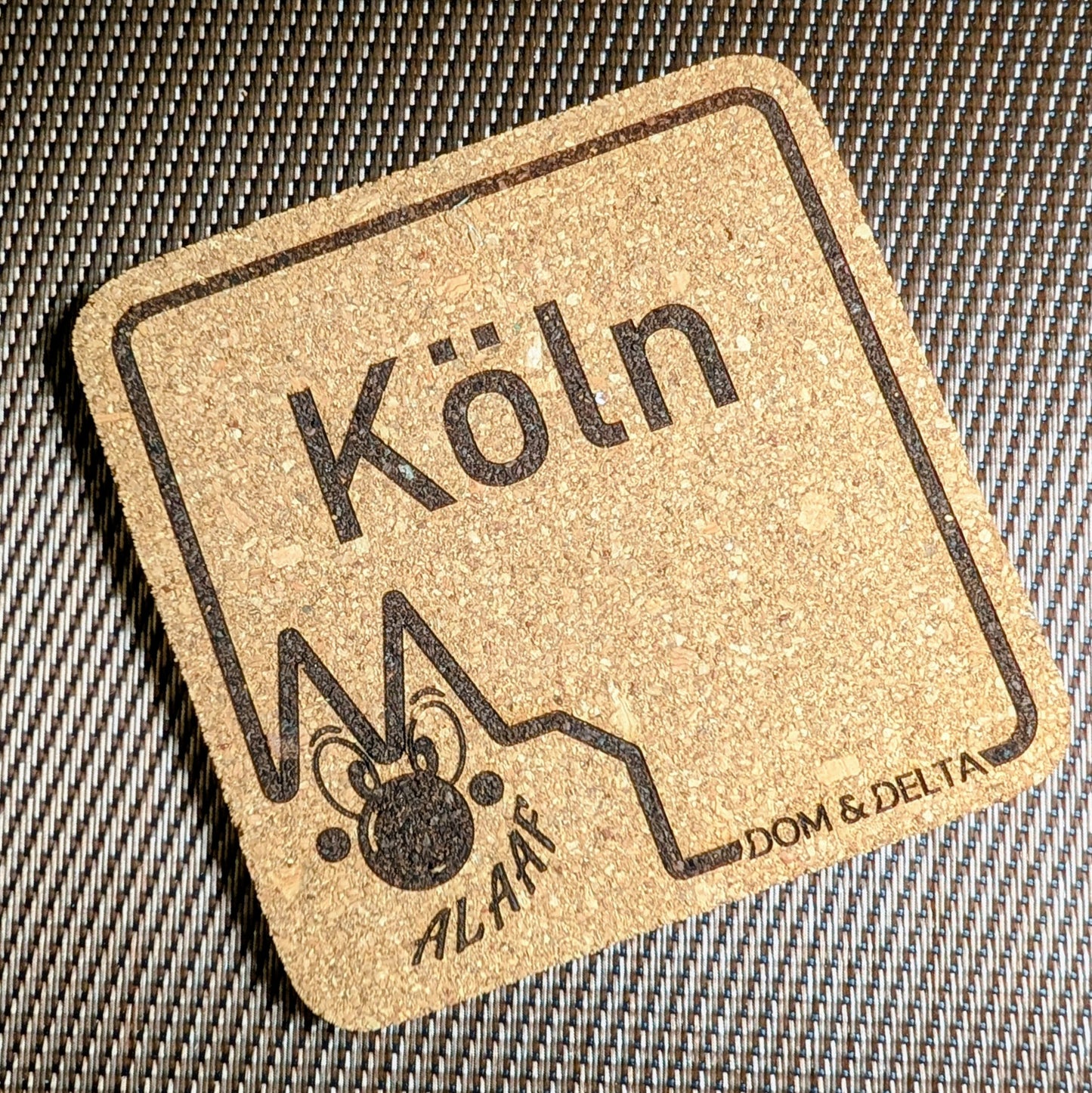 Detail der Lasergravur „Der Jecke Dom“ auf Naturkork-Untersetzer "Koeln"