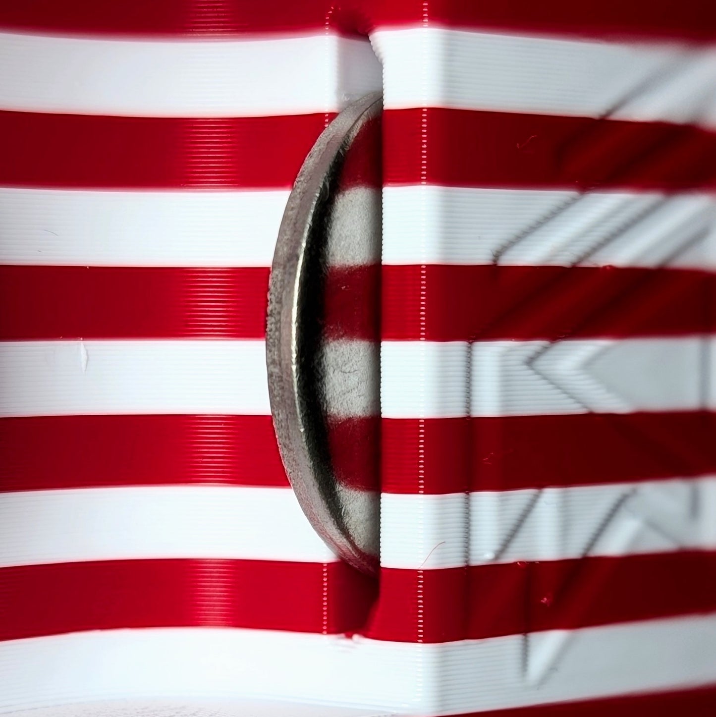 Nahaufnahme des Edelstahleinsatz am Flaschenöffner