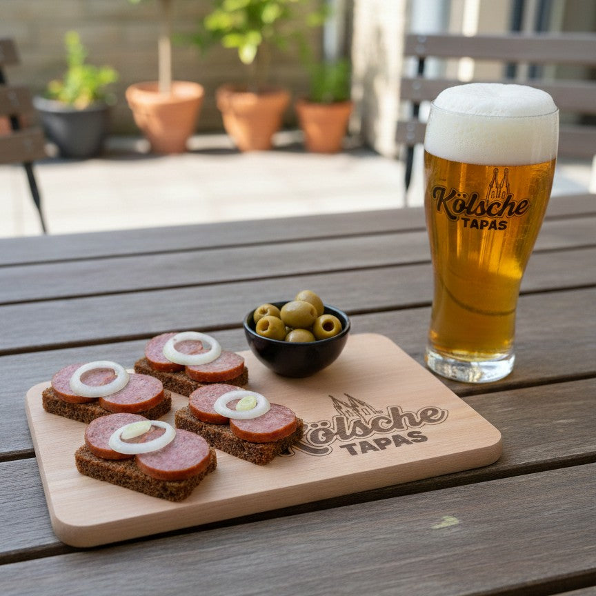 Servierbrett aus Holz mit Flönz, Kääs und Oliven