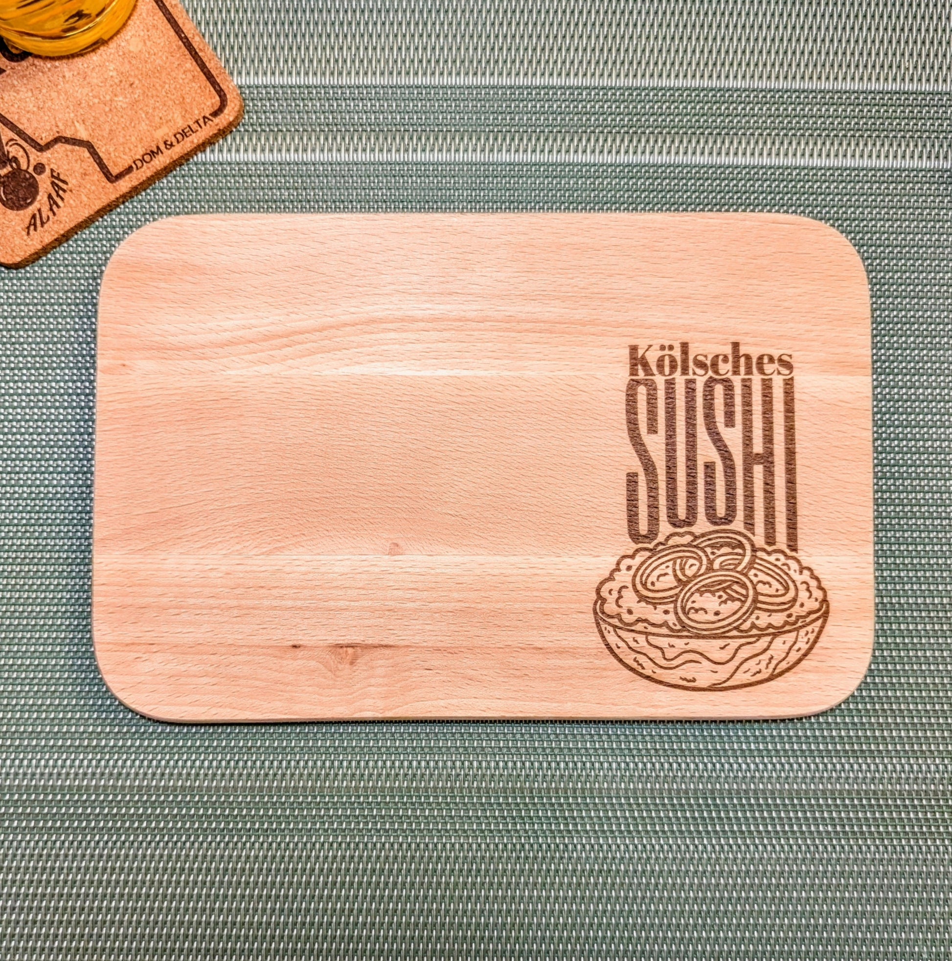 Kölsches Sushi Schneidebrett aus Holz mit graviertem Mettbrötchen Motiv