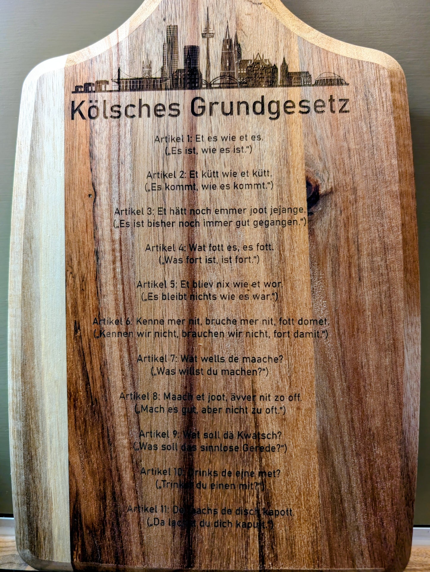Kölsches Grundgesetz Schneidebrett aus Holz – graviertes Servierbrett