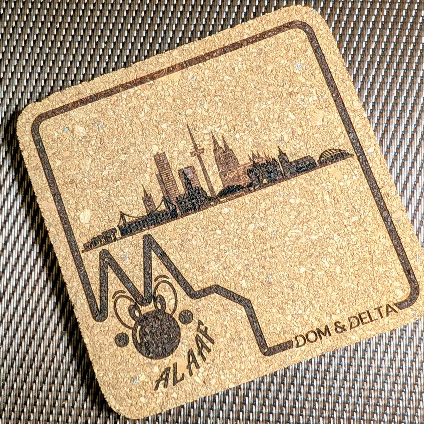Detail der Lasergravur „Der Jecke Dom“ auf Naturkork-Untersetzer "Skyline"