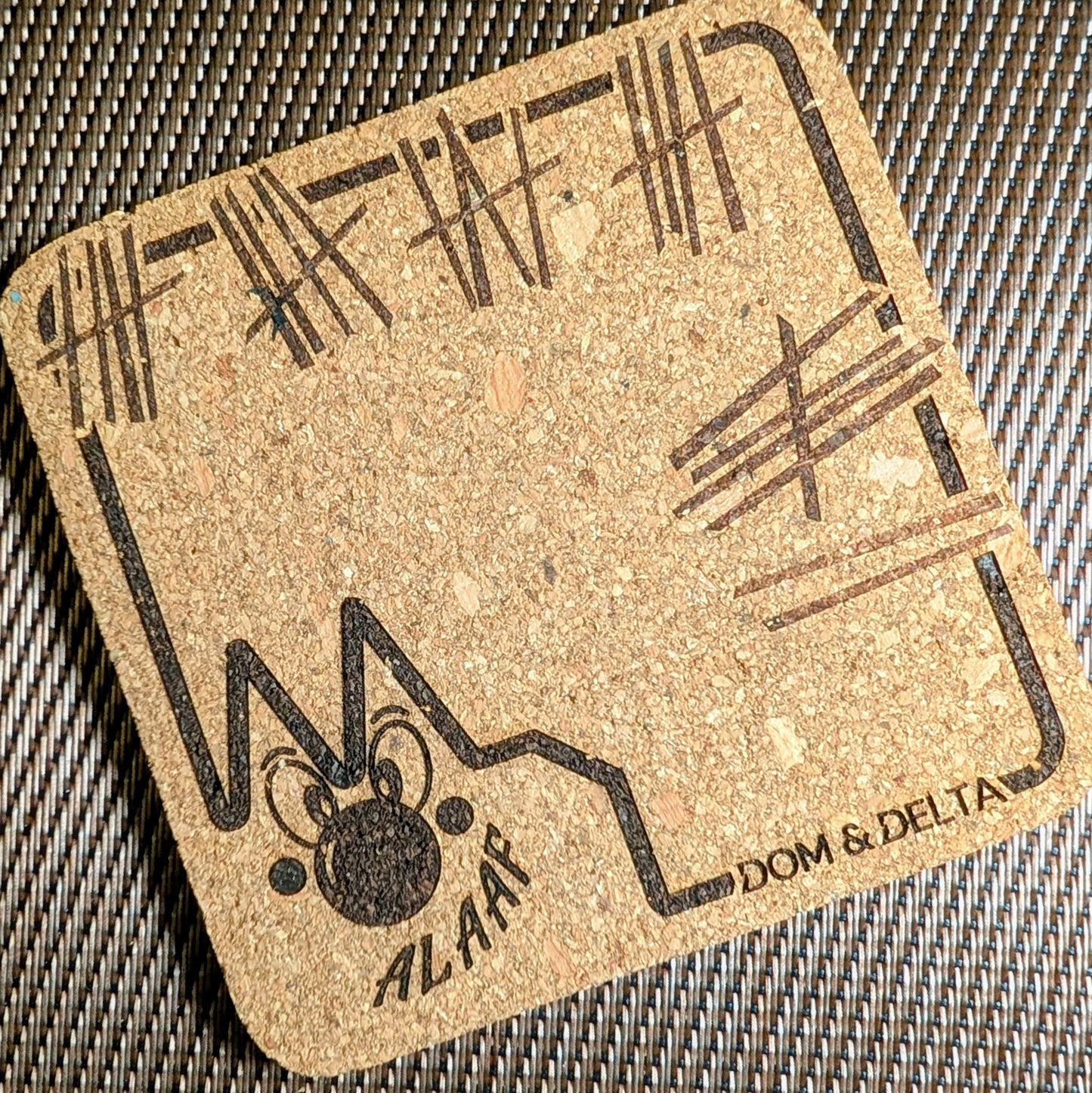 Detail der Lasergravur „Der Jecke Dom“ auf Naturkork-Untersetzer "Striche"