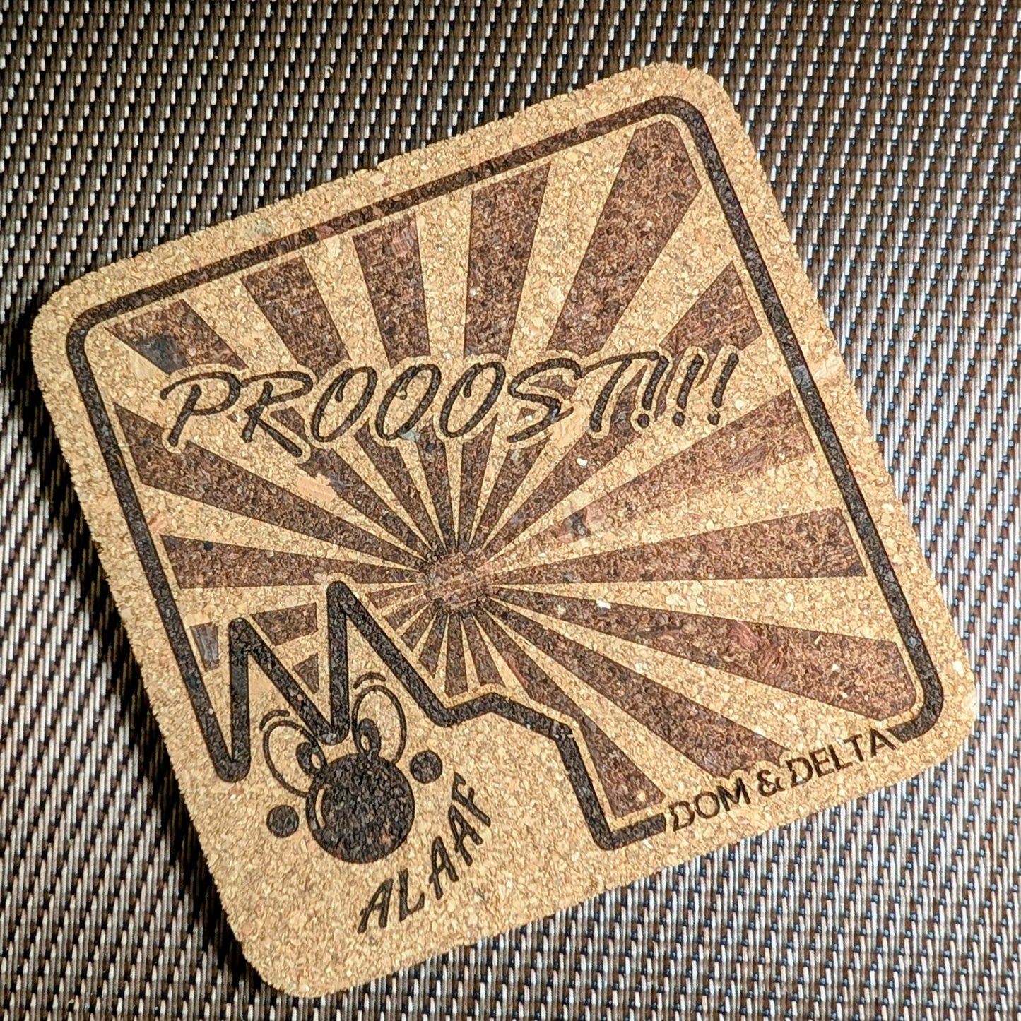 Detail der Lasergravur „Der Jecke Dom“ auf Naturkork-Untersetzer "Sonne"